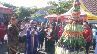 Heboh Umat Berebut Gunungan Sayur, Romo Bondan: Merawat Pangan Adalah Wujud Syukur dan Kasih