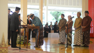Sri Sultan HB X Lantik Pejabat Baru, Dorong Sinergi Generasi dalam Birokrasi DIY