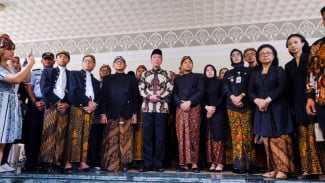 Jokowi Hadiri Prosesi Perpisahan Sinuhun PB XIII, Ribuan Warga Padati Loji Gandrung