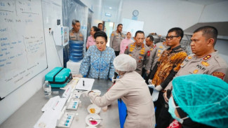 Titik Soeharto Kepincut Nasi Goreng di SPPG Bhayangkari Karanganyar Saat Dampingi Kapolri