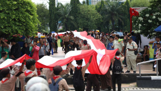 Kibarkan Bendera Merah Putih Raksasa 1.945 Meter, Ribuan Pelajar Warnai Hari Pahlawan di Kota Atlas