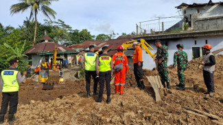 Setelah Tertahan 3 Hari, Tim SAR Kembali Sisir Longsor Pandanarum Cari 26 Warga Hilang