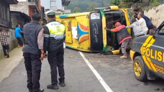Diduga Akibat Rem Blong, Mikrobus Terguling di Jalur Wisata Dieng