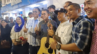 Fadli Zon Beri Bantuan Alat Musik untuk Musisi Jalanan di Malioboro