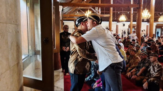 Silaturahmi Hangat PB XIV Purboyo dan Hangabehi Cipika-Cipiki di Masjid Agung Solo