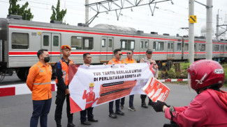 KAI Properti Lakukan Sosialiasi ke Masyarakat di Perlintasan Kereta