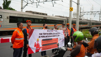 Gandeng KAI Properti, Daop 6 Gelar Sosialisasi Keselamatan di Perlintasan Sebidang Jelang Nataru