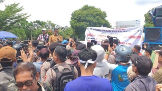 Emak-Emak Pedagang Ngamuk di Slawi: Retribusi Naik, Pembeli Hilang