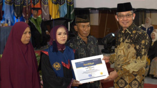 Pidato Mahasiswi Kebidanan TMU Ini Bikin Haru: Ayahku Penjual Ikan, Tapi Mimpiku Tetap Besar