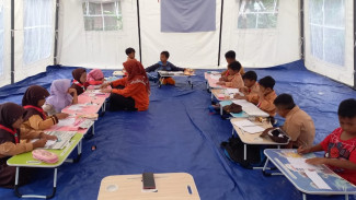 UGM Dampingi Relawan Mahasiswa Revitalisasi Sekolah Darurat di Sumatera