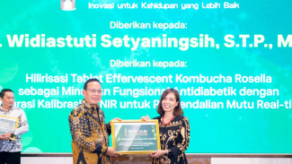 Kembangkan Tablet Kombucha Rosella, Dosen  UGM Raih Penghargaan Ristek Kalbe Science Award 2025