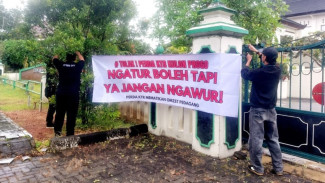 Buruh dan Pedagang Protes Batas Radius Penjualan Rokok, Pasang Spanduk di Depan DPRD Kulonprogo