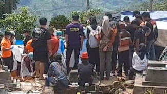Usat Dugaan Kematian Tak Wajar, Polisi Ekshumasi Makam Santri di Karanganyar