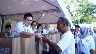 UNIQLO Hadirkan Solidaritas Sosial Melalui Donasi 15.500 Pakaian di Indonesia
