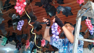 Dekorasi Natal RS Panti Nugroho: Pohon Anggur dari Plastik dan Rontgen Bekas