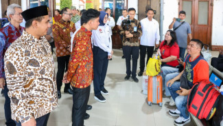 Libur Nataru, Wapres Gibran Pantau Layanan Stasiun Tawang Didampingi Wagub Jateng