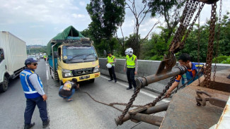 Truk Mogok Picu Kepadatan, Tim Urai Polda Jateng Sigap Atasi Lalu Lintas Tol Semarang