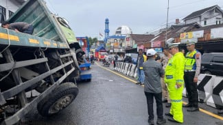 Rem Diduga Blong, Truk Tronton Muatan Keramik Tabrak Sejumlah Motor di Kertek