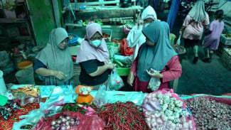 Cerita Sepatu Bot yang Lentingkan Ekonomi di Pasar Tradisional Pascabanjir Aceh