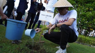 UMY Perkuat Komitmen Kampus Hijau Lewat Donasi Pohon dan Tanaman