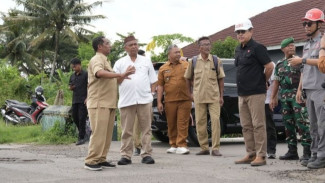 Bupati Sleman Tinjau Perbaikan Jalan Rusak di Tempel