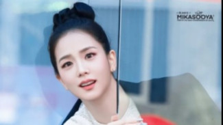 Ribbon Hair Jisoo BLACKPINK Bikin TheQoo Heboh, Visual Putri Dongeng di Pop-Up Hello Kitty
