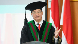 UMY Kukuhkan Dua Guru Besar, Rektor Ingatkan Bahaya Disinformasi Digital