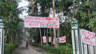 Spanduk Protes Jalan Rusak Akibat Proyek SPAM Penuhi Ruas Weton–Dumpoh
