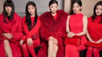 All Red, All Eyes on ILLIT! Front Row Jacquemus Fall 2026 di Paris Bikin Heboh