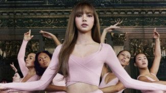 LISA BLACKPINK Tampil Powerful di Campaign NikeSKIMS, Aura Modern Ballerina Jadi Sorotan