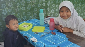 Kisah AR, Siswi SD di Kulonprogo yang Bersekolah Sambil Menjaga Adik