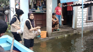 Mahasiswa KKN UGM Turun Tangan Bantu Warga Pati Hadapi Banjir