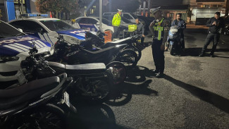 Tujuh Motor Berknalpot Brong Terjaring Razia Satlantas Polres Karanganyar di Jalan Lawu