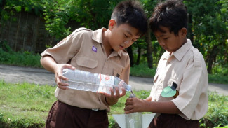 Mahasiswa KKN UGM Hidupkan Semangat Belajar Sains Lewat Festival Roket Air