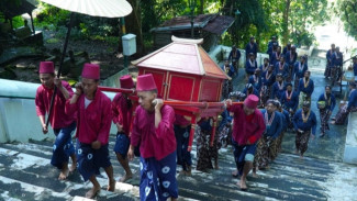 Abdi Dalem Keraton Yogyakarta jalankan Tradisi Kuthomoro di Makam Imogiri