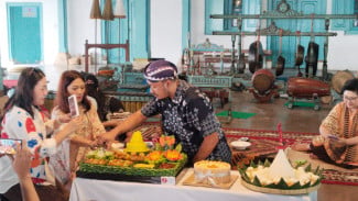 Genap 41 Tahun, PB XIV Hangabehi Rayakan Ultah Sederhana dengan Lesehan Bareng Abdi Dalem