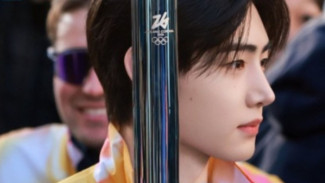 Sunghoon ENHYPEN Bawa Obor Olimpiade Musim Dingin, Visualnya Bikin Knetz Heboh!