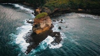 Pantai Ngondo Gunungkidul, Surga Pasir Putih dengan Tebing Cokelat Bak Brown Canyon