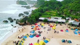 Pantai Ngrumput Gunungkidul, Surga Camping Tepi Laut dengan Sunset Memikat