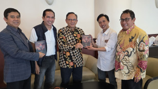 Ketua Dewan Pers Sambut Buku “Ambang Sandyakala Jurnalisme”