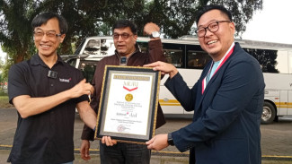 Indosat Ooredoo Hutchison Pecahkan Rekor MURI Lewat Siaran Siniar di Bus Berjalan 13 Jam Nonstop