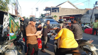 Ribuan Paket Takjil Dibagikan kepada Warga Ngringo Karanganyar Menjelang Berbuka