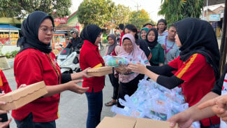Antrean Panjang, Paket Buka Puasa Gratis Alfamart di Warteg Mas Afdhal Diserbu Warga