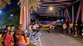Bus Sugeng Rahayu Tabrak Tiang di Jurug, 4 Luka, Penumpang Terlempar