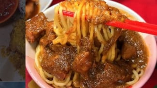 Mie Ayam Tumini Jogja: Legendaris Favorit Wisatawan, Porsi Jumbo dengan Kuah Kental Manis Gurih