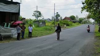 Genangan Air di Ruas Jalan Sentolo–Pengasih Akibatkan Laka Beruntun, Warga Minta Drainase Diperbaiki