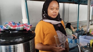 Harga Plastik Naik Drastis, Pedagang Angkringan Karanganyar Terpaksa Naikkan Harga Es Teh Jadi Rp4000