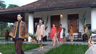 Dua Dekade Berkarya, Phillip Iswardono Angkat Wastra Nusantara dalam Pergelaran Seni dan Mode di Yogyakarta