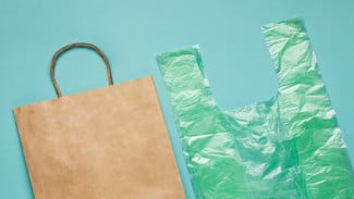 UMKM Terjepit Kenaikan Harga Plastik, Ekonom UGM Dorong Kebijakan Proaktif
