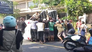 Panik Anak Rewel, Ayla Oleng hingga Terguling Hantam Pembatas di Jalur Senenan Jepara